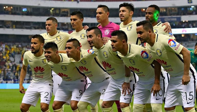 América durante un encuentro en el Estadio Azteca