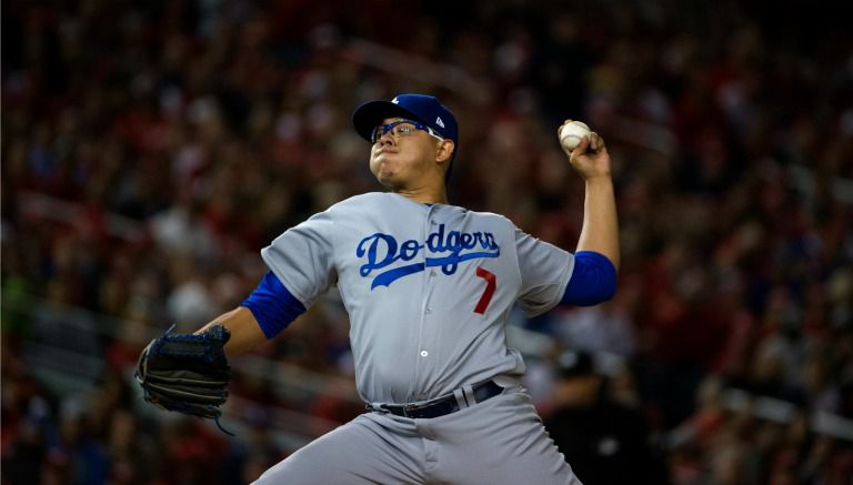 Julio Urías lanza una bola contra Nacionales de Washington