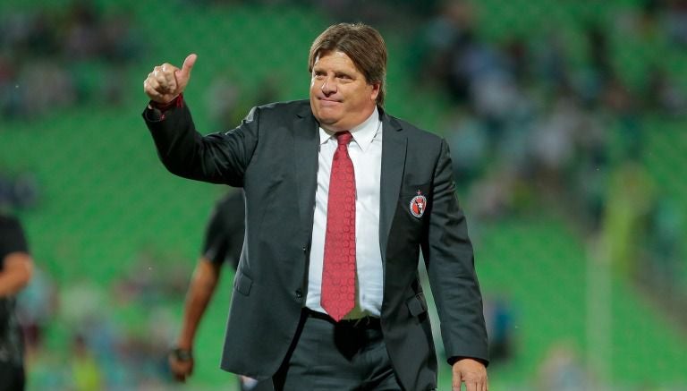 Miguel Herrera, DT de Xolos, saluda durante el partido Santos vs Tijuana