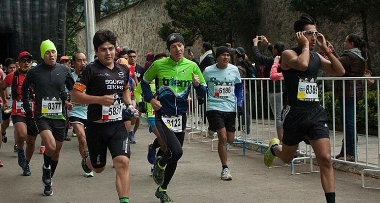 Varios competidores salen de la meta en una carrera en el Desierto de los Leones