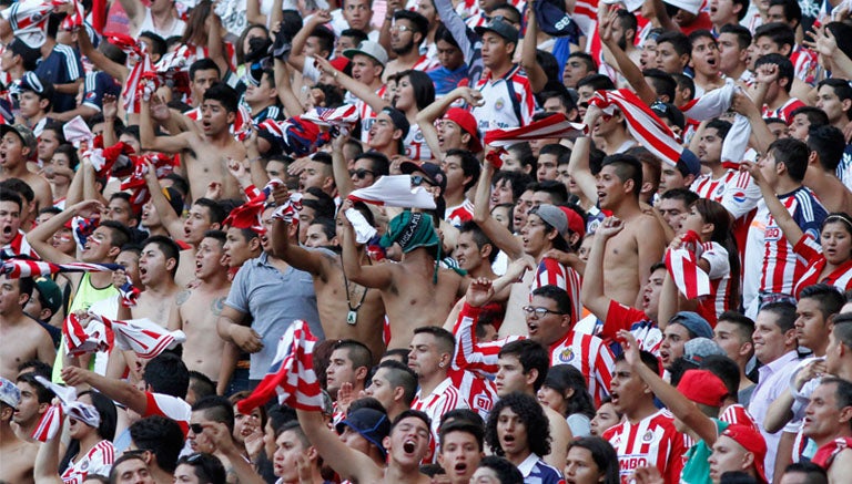 Afición rojiblanca en el Estadio Chivas