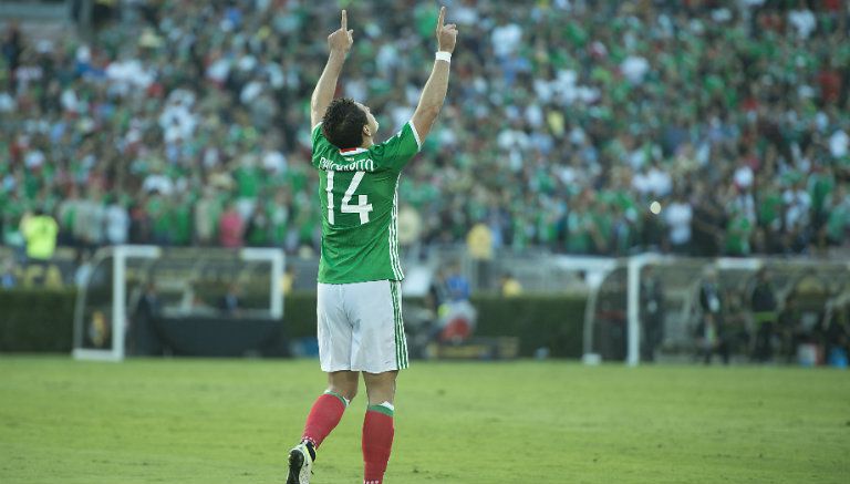 Chicharito festeja una anotación con México