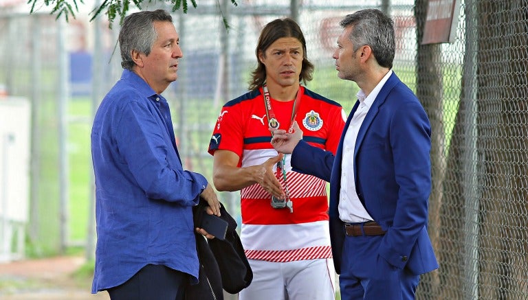 Jorge Vergara platica con Matías Almeyda y José Luis Higuera 