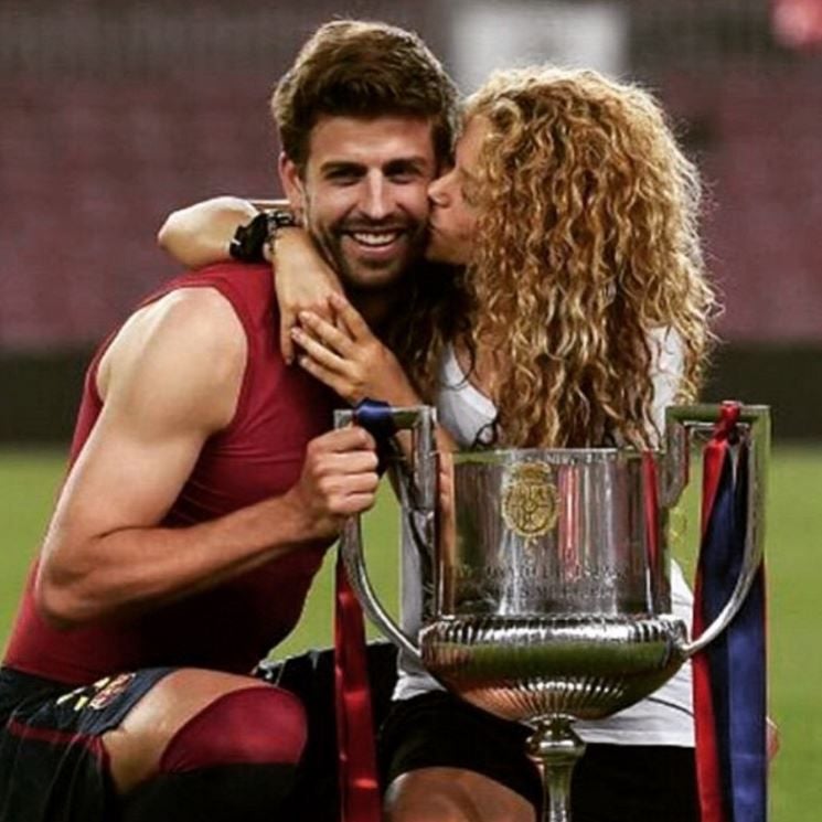 Shakira le da un beso a Piqué tras ganar un título con el Barcelona