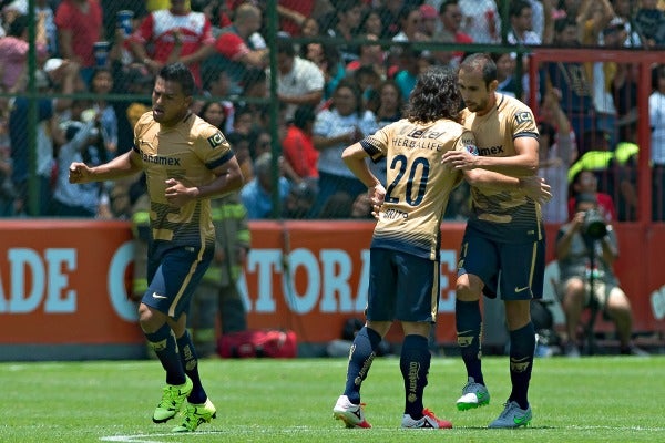 Los jugadores de Pumas celebran un gol frente a Toluca