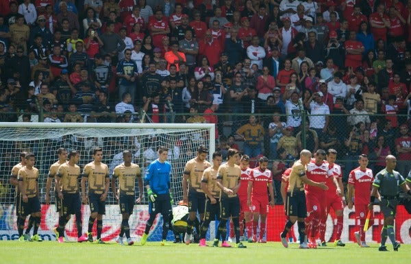 Futbolistas de Toluca y Pumas saltan al campo del Nemesio Diez previo a un partido