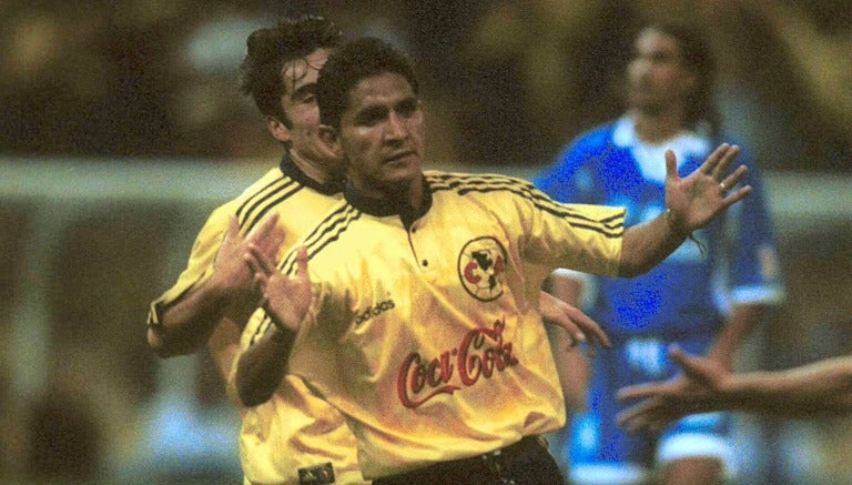 Isaac Terrazas celebrando un gol con el América