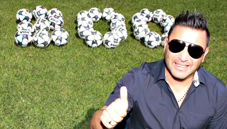 Antonio Mohamed posa para la lente de RÉCORD junto a unos balones con el número 200