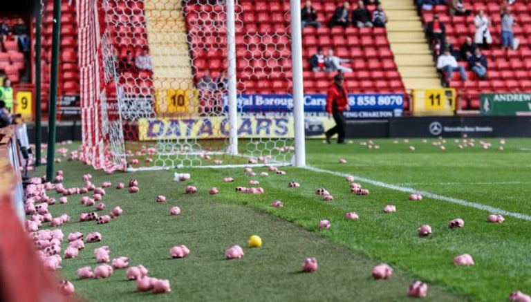 'Lluvia de cerditos' en el Charlton-Coventry