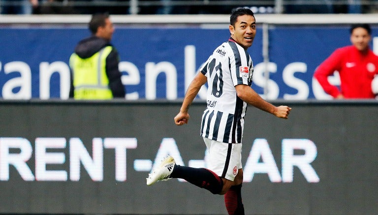 Marco Fabián festeja después de anotar contra el Bayern Munich