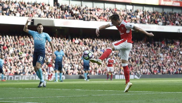 Mesut Özil anota gol frente al Swansea