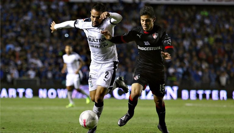 George Corral y Arturo González, disputan un balón en el duelo entre Gallos y Atlas del C2016