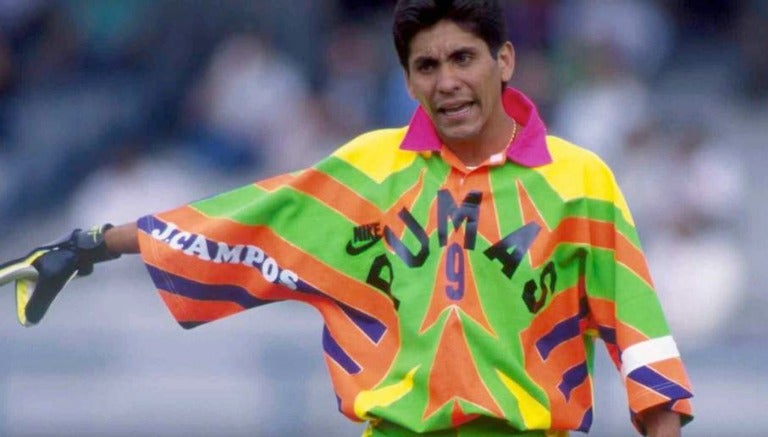 Jorge Campos luce su innovadora vestimenta con los Pumas en 1997