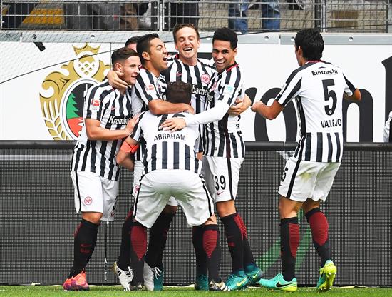 Jugadores felicitan a Fabián tras su anotación al Munich