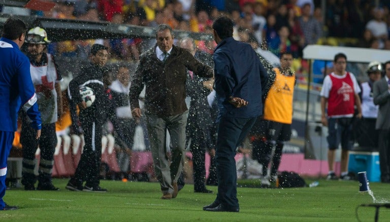 Momento en que el estratega recibe baño de cerveza