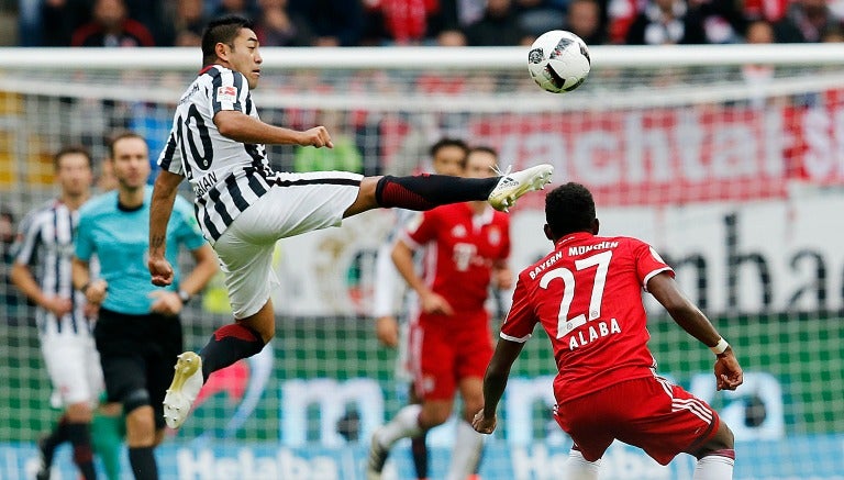 Marco Fabián busca el balón en el partido contra el Bayern Munich