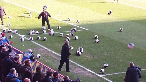 Afición del Charlton lanza pelotas de playa a la cancha