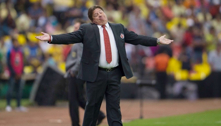 Miguel Herrera durante el partido contra América