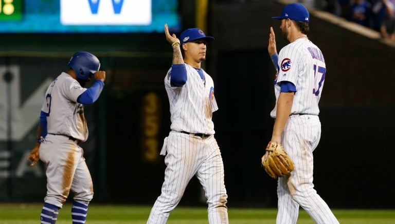 Jugadores de Cachorros celebran en Wrigley Field