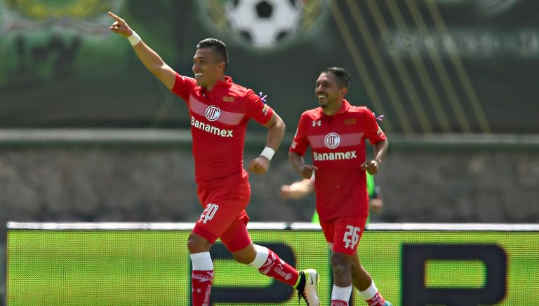 Uribe celebra el segundo gol del Toluca