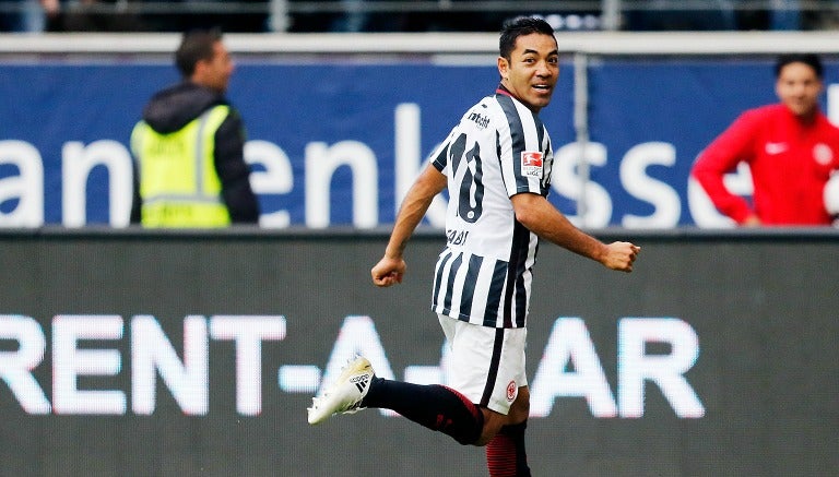 Marco Fabián celebra su tanto frente al Bayern en Bundesliga