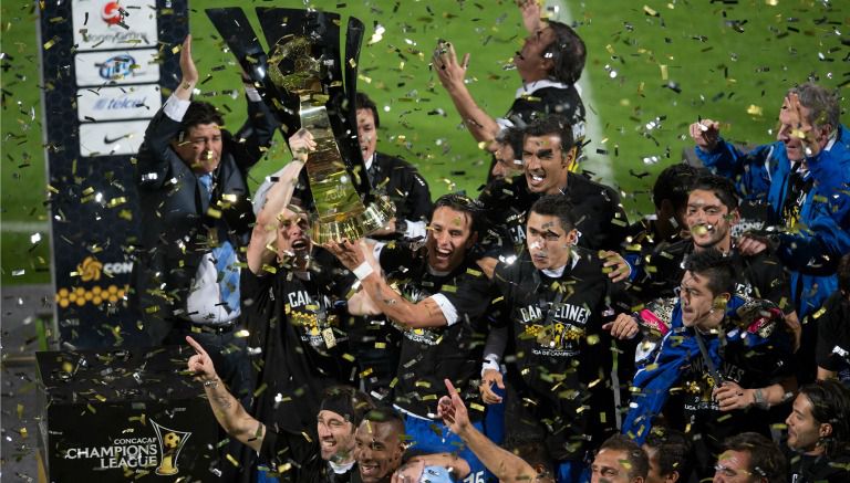 Los jugadores de Cruz Azul levantan la copa de Campeones de Concachampions