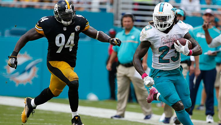 Jay Ajayi se escapa de la tacleada de Lawrence Timmons