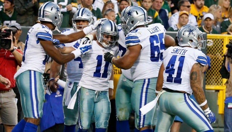 Jugadores de los Vaqueros festejan tras un touchdown