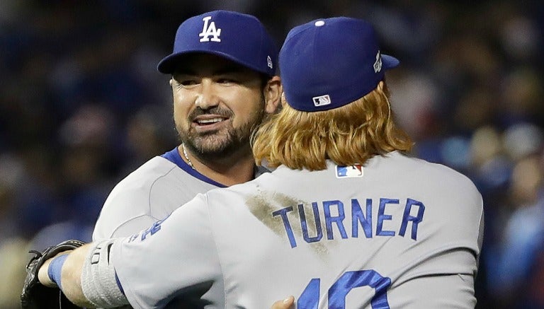 Adrián González celebra con Turner su Home Run