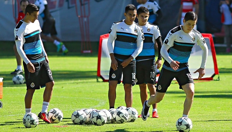 Los jugadores de Chivas en un entrenamiento