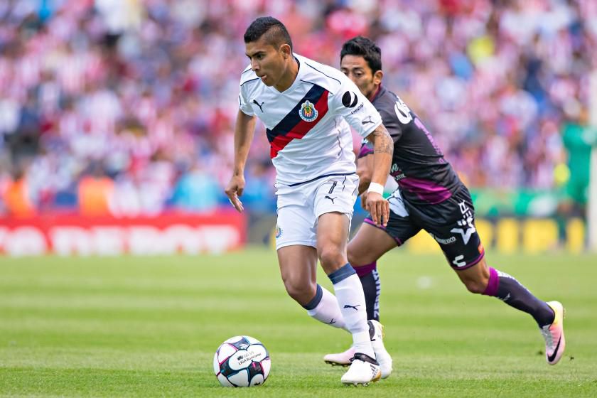 Orbelin Pineda conduce un balón en el partido frente a Puebla 