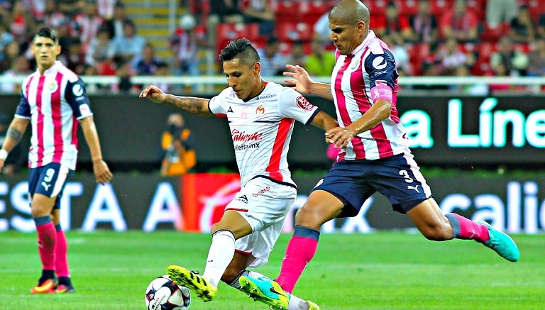 Carlos Salcido pelea el balón en el partido frente al Morelia