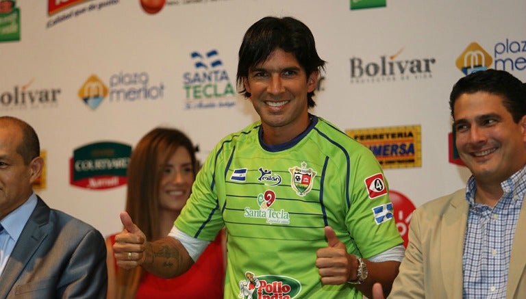 Sebastián Abreu en su presentación con el Santa Tecla