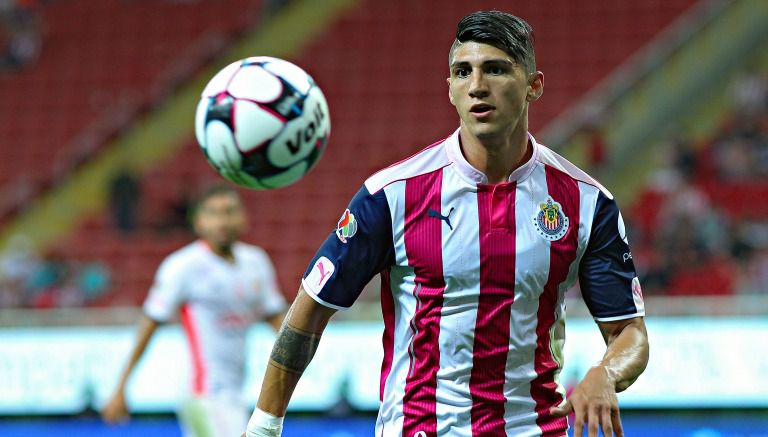 Alan Pulido, durante un partido con las Chivas