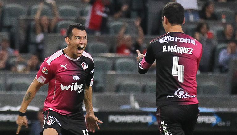 Arreola y Márquez festejan gol contra Gallos Blancos 