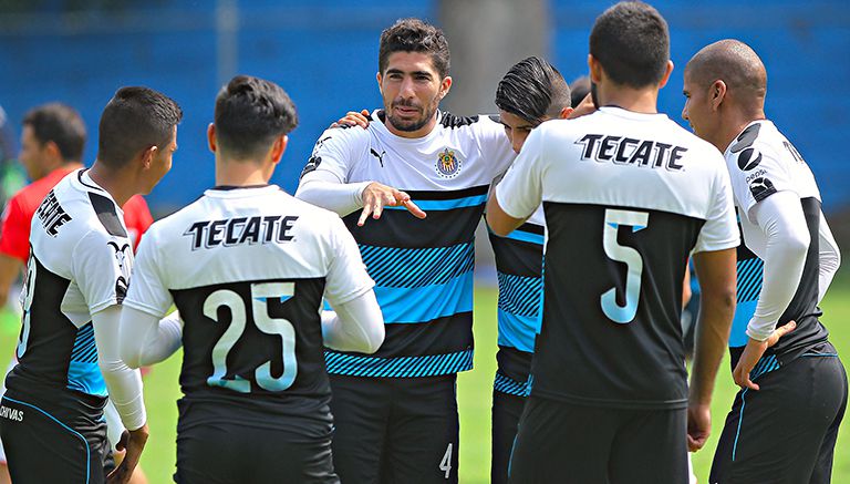 Los jugadores de Chivas platican durante un entrenamiento