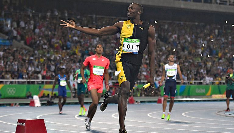 Usain Bolt festeja al ganar su tercer Oro en Río 2016