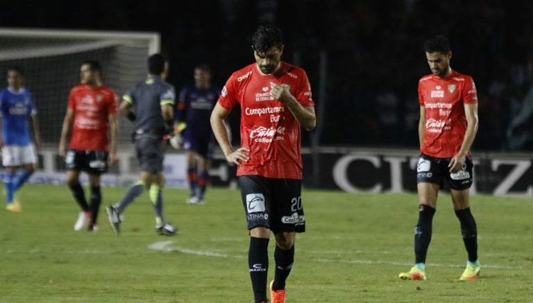 Los jugadores de Chiapas caminan cabizbajos tras caer con Cruz Azul