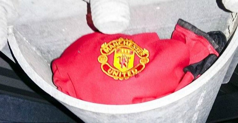 La playera del Manchester United colocada por el trabajado en una viga de Anfield