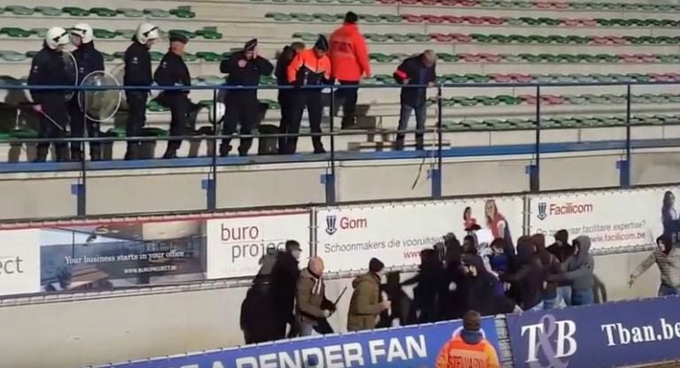 Los tres policías encubiertos durante la pelea con los hooligans