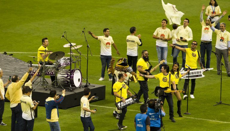 La banda Matute canta el himno del Centenario