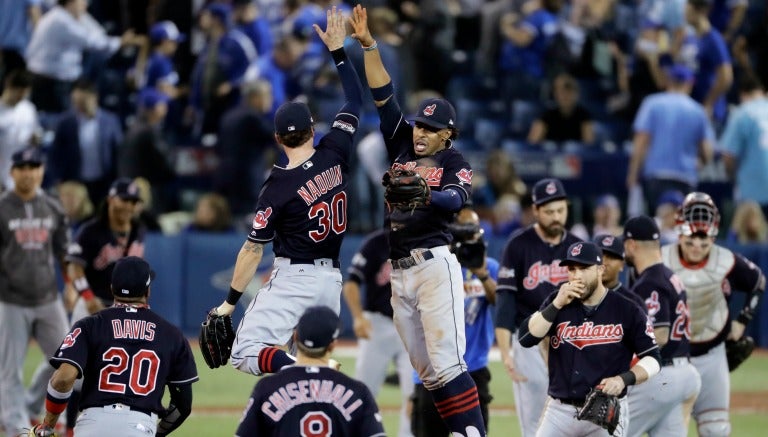 Los jugadores de Cleveland celebran tras vencer a Toronto