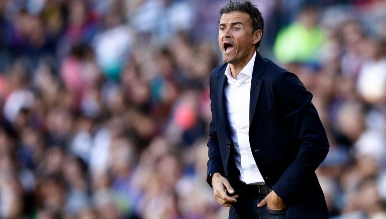 Luis Enrique da indicaciones a los blaugranas en Camp Nou 