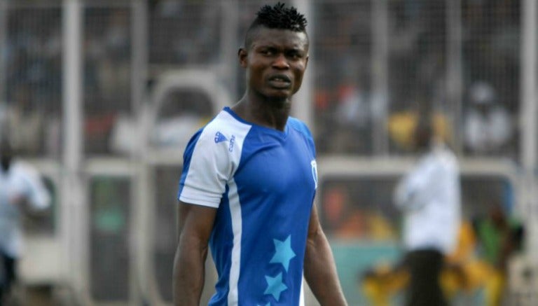 Izu Joseph disputa un duelo con el Shooting Stars Sports Club