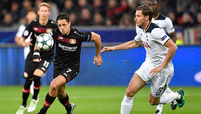 Chicharito persigue el balón contra Tottenham