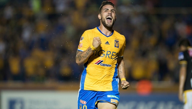 Andy Delort festeja su gol con Tigres