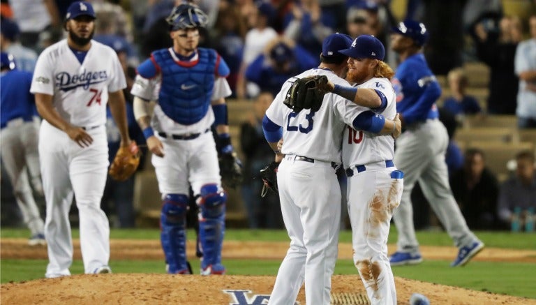 Jugadores de los Dodgers se felicitan tras terminar el partido