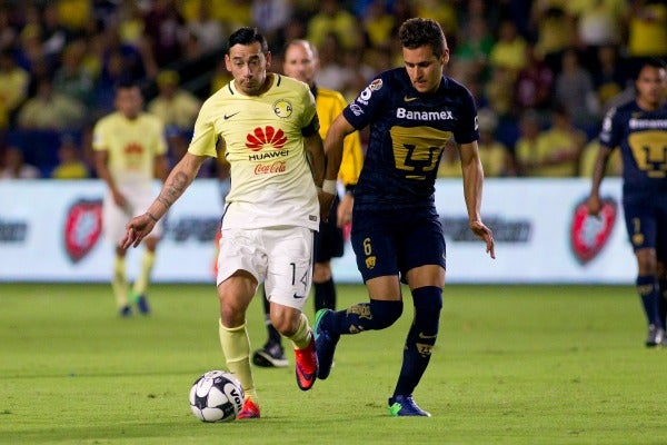 Kevin Escamilla, canterano de Pumas, pelea un balón con Sambueza