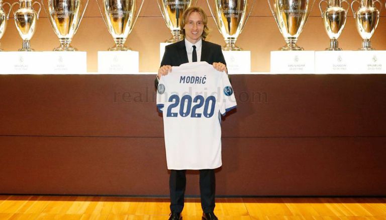 Luka Modric posa con su playera tras renovar contrato