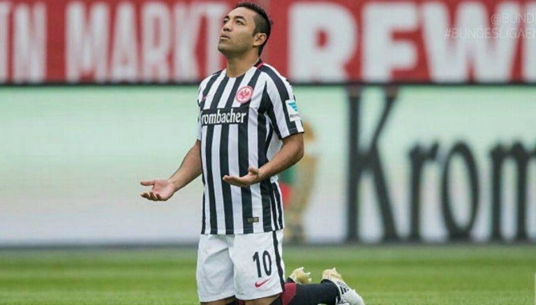 Marco Fabián reza previo al duelo contra el Bayern en Bundesliga 